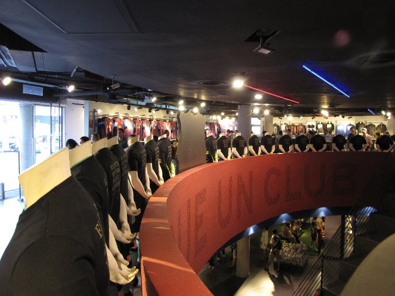 barca fanshop_binnen.jpg - En Barça heeft een hele grote fanshop. Waar je trouwens een flink bedrag moeiteloos kunt uitgeven.